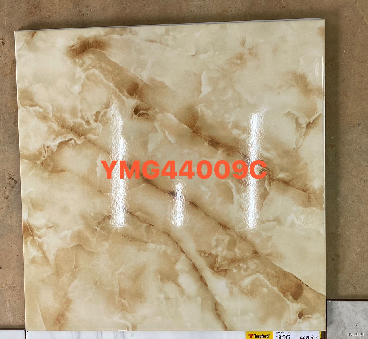 🧱 Carreau de sol brillant effet marbre – YMG44009C (40×40)