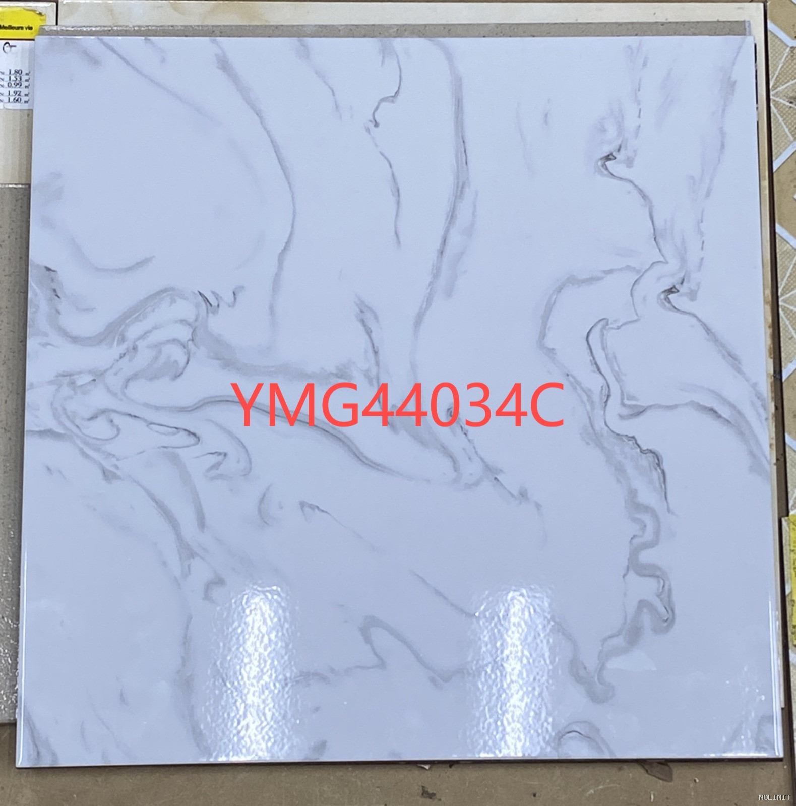 Carreau de Porcelaine Polie "Marbre Carrara Fluide" – Réf: YMG44034C (40x40)